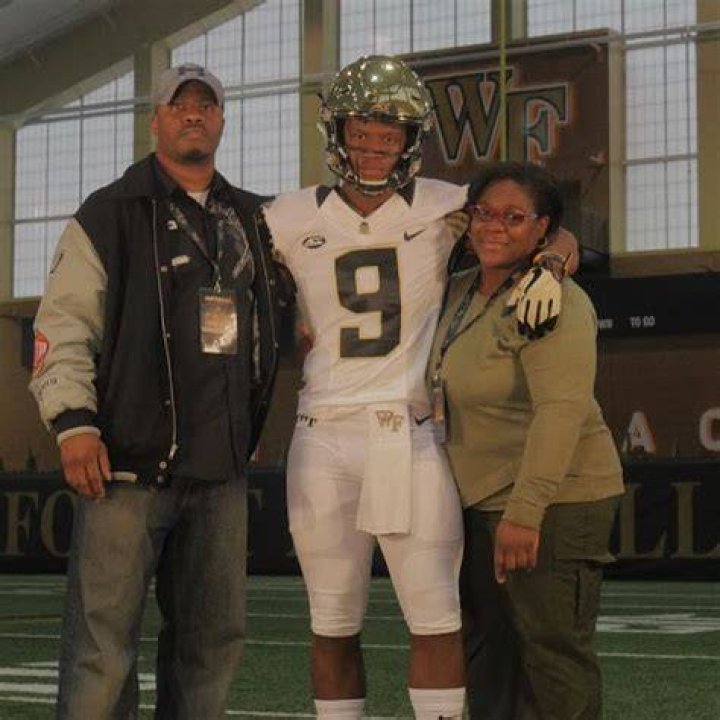 Kenneth Walker III parents: Kenneth Walker Jr., Shaunteshia Brown 1 kenneth walker iii parents
