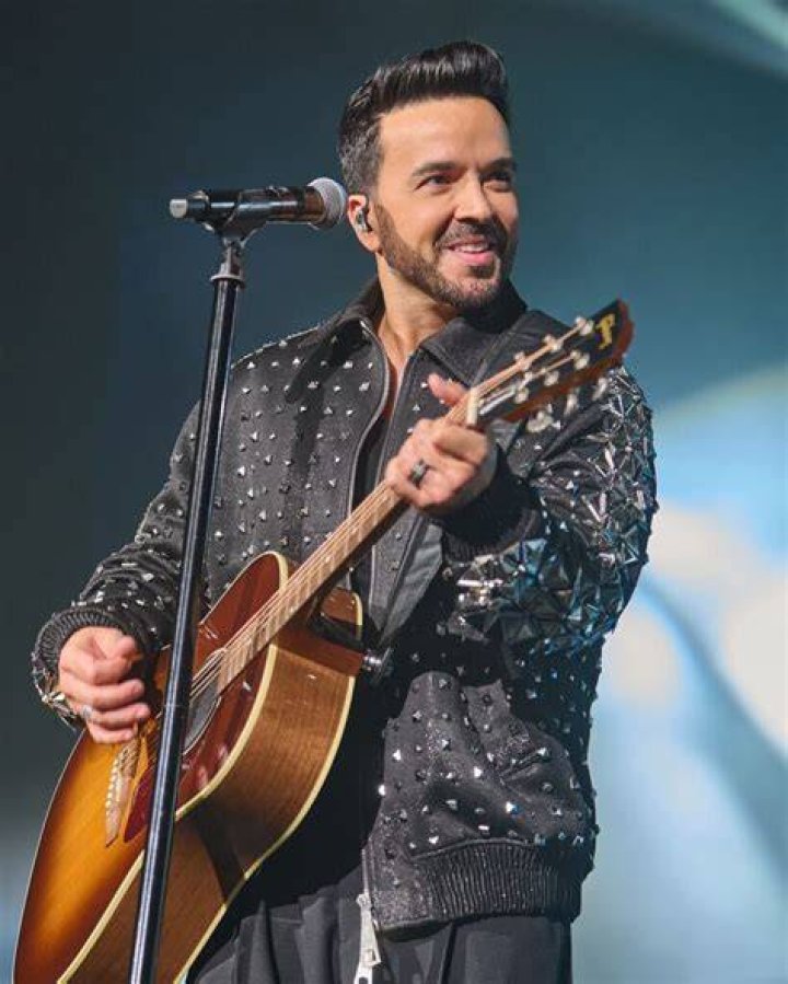 Luis Fonsi Biography